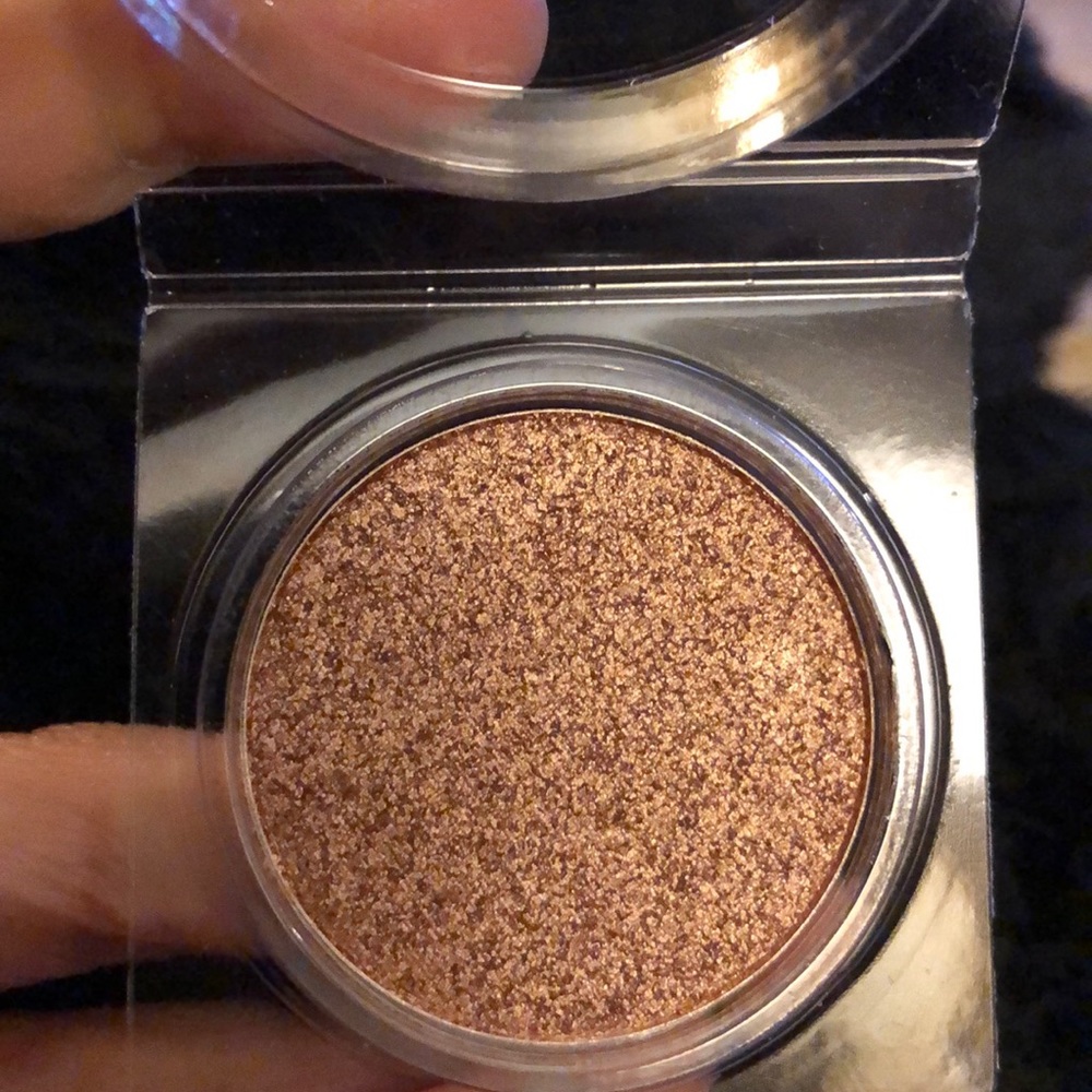 INT Cosmetics - Picture 3 of 4